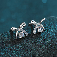 Détail des boucles d'oreilles en argent sterling 925 avec nœud raffiné et moissanite de 0,10 carat, parfaites pour offrir en cadeau, vue rapprochée