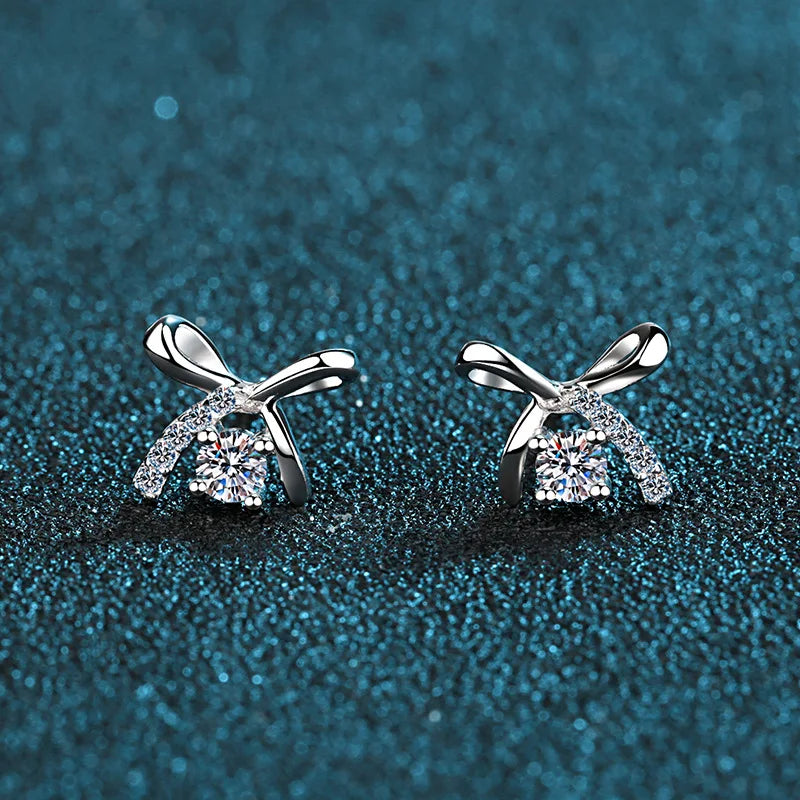 Boucles d'oreilles en argent sterling 925 avec nœud raffiné et moissanite de 0,10 carat, idéales pour offrir en cadeau, vue de face