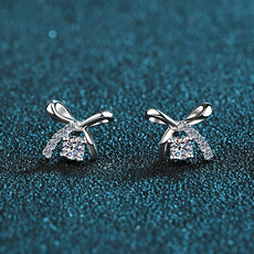 Boucles d'oreilles en argent sterling 925 avec nœud raffiné et moissanite de 0,10 carat, idéales pour offrir en cadeau, vue de face