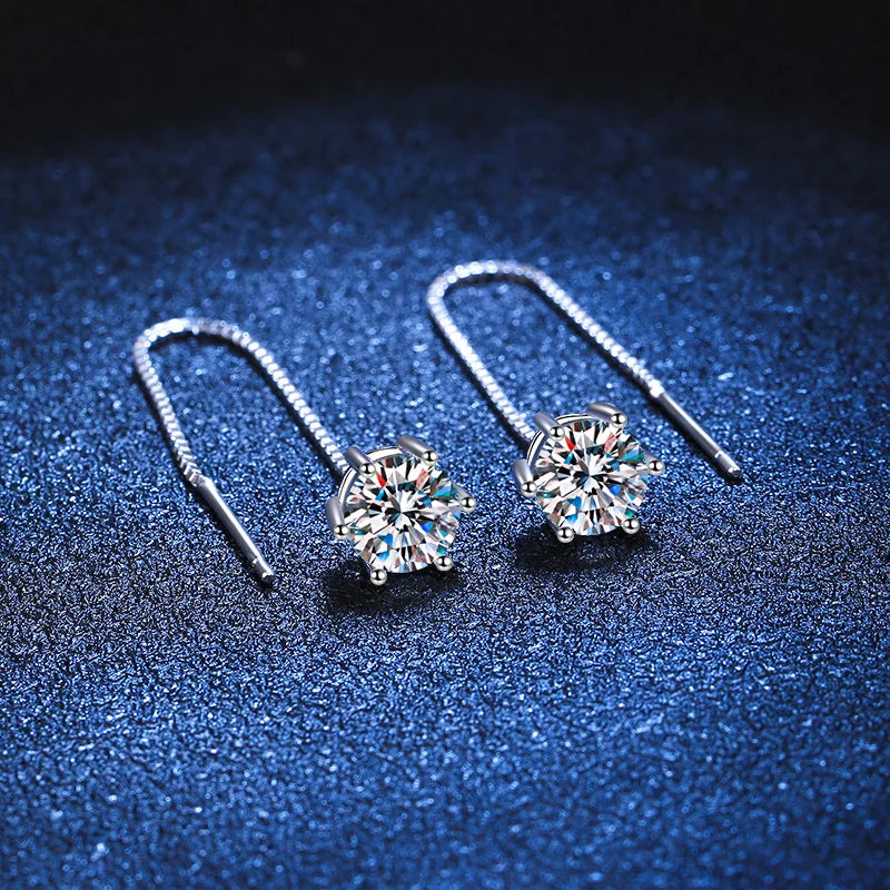 Détail des boucles d'oreilles pendantes à six griffes en argent sterling 925 avec moissanite de 1 carat, parfaites pour offrir en cadeau, vue rapprochée