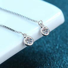 Détail des boucles d'oreilles pendantes en argent sterling 925 avec moissanite de 0,10 carat, idéal pour offrir en cadeau, vue rapprochée