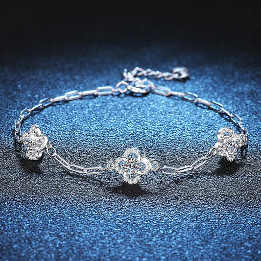 Bracelet en argent sterling 925 en forme de trèfle à quatre feuilles avec moissanite de 0,60 carat, chaîne élégante, idéal pour offrir en cadeau, vue de face