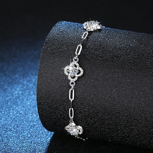 Bracelet en argent sterling 925 avec pendentif en forme de trèfle à quatre feuilles, moissanite de 0,60 carat, parfait pour offrir en cadeau, vue sur support