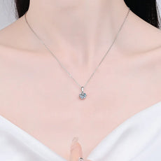 Collier en argent sterling 925 avec pendentif à quatre griffes, moissanite de 1 carat, chaîne ajustable 40-45 cm, parfait pour offrir, vue portée