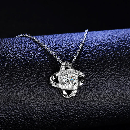 Pendentif en argent sterling 925 en forme de trèfle à quatre feuilles avec moissanite de 1 carat, vue sur support, parfait pour offrir en cadeau