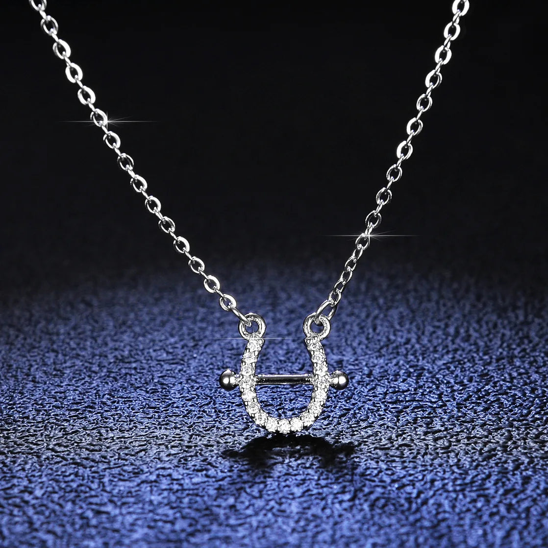 Pendentif fer à cheval pour femme en argent sterling 925 avec moissanite et chaîne de clavicule ajustable de 40 à 45 cm, vue de face